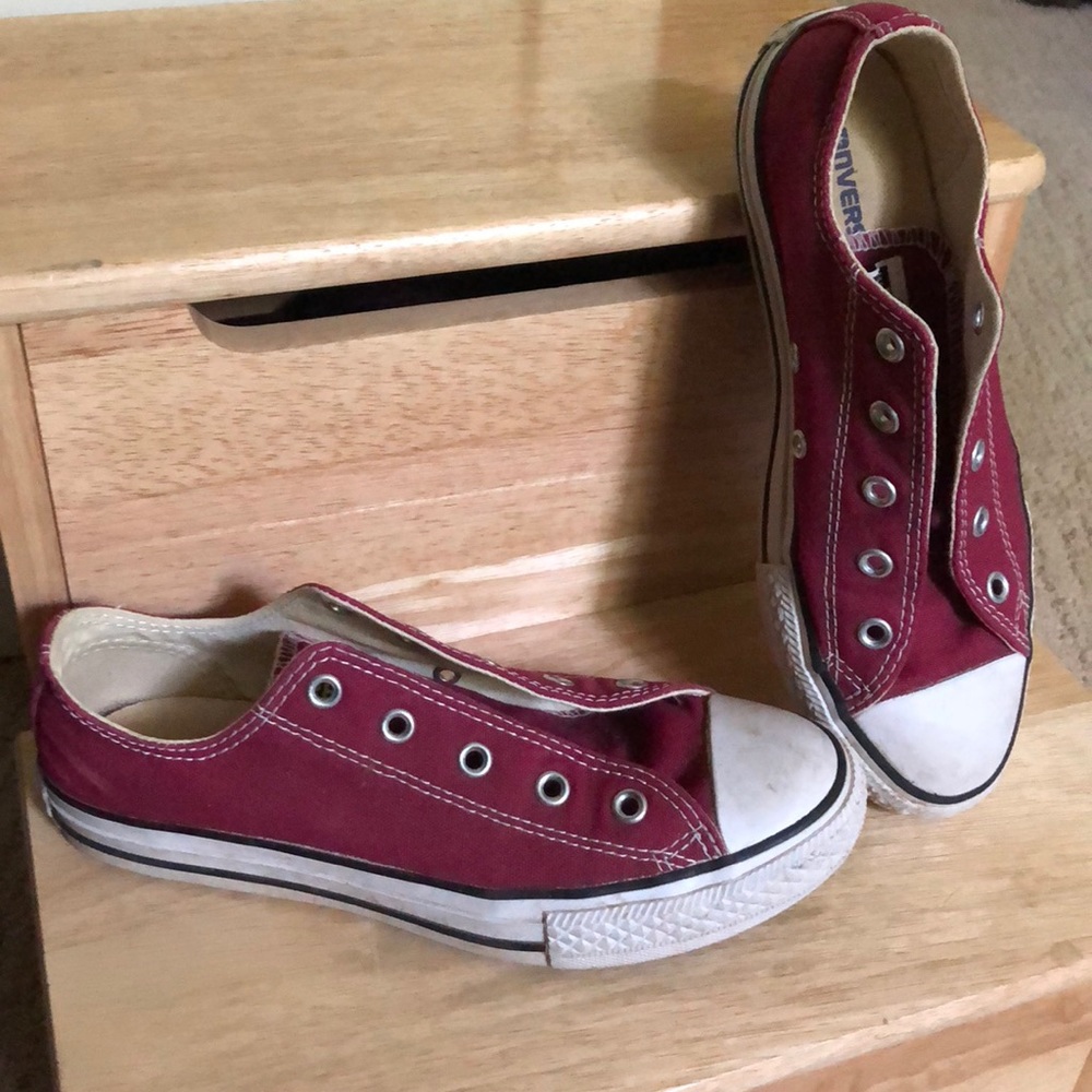 Converse maroon low top tennis shoes Size 3